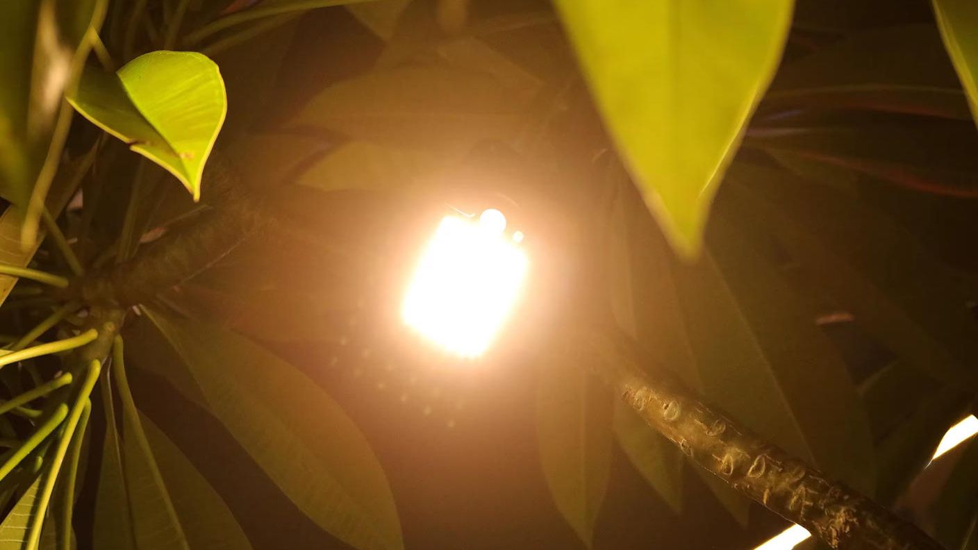 クラウドファンディングプロジェクト：はさむだけで設置完了！電源いらずのソーラーLEDライト【工事不要・2Way充電】