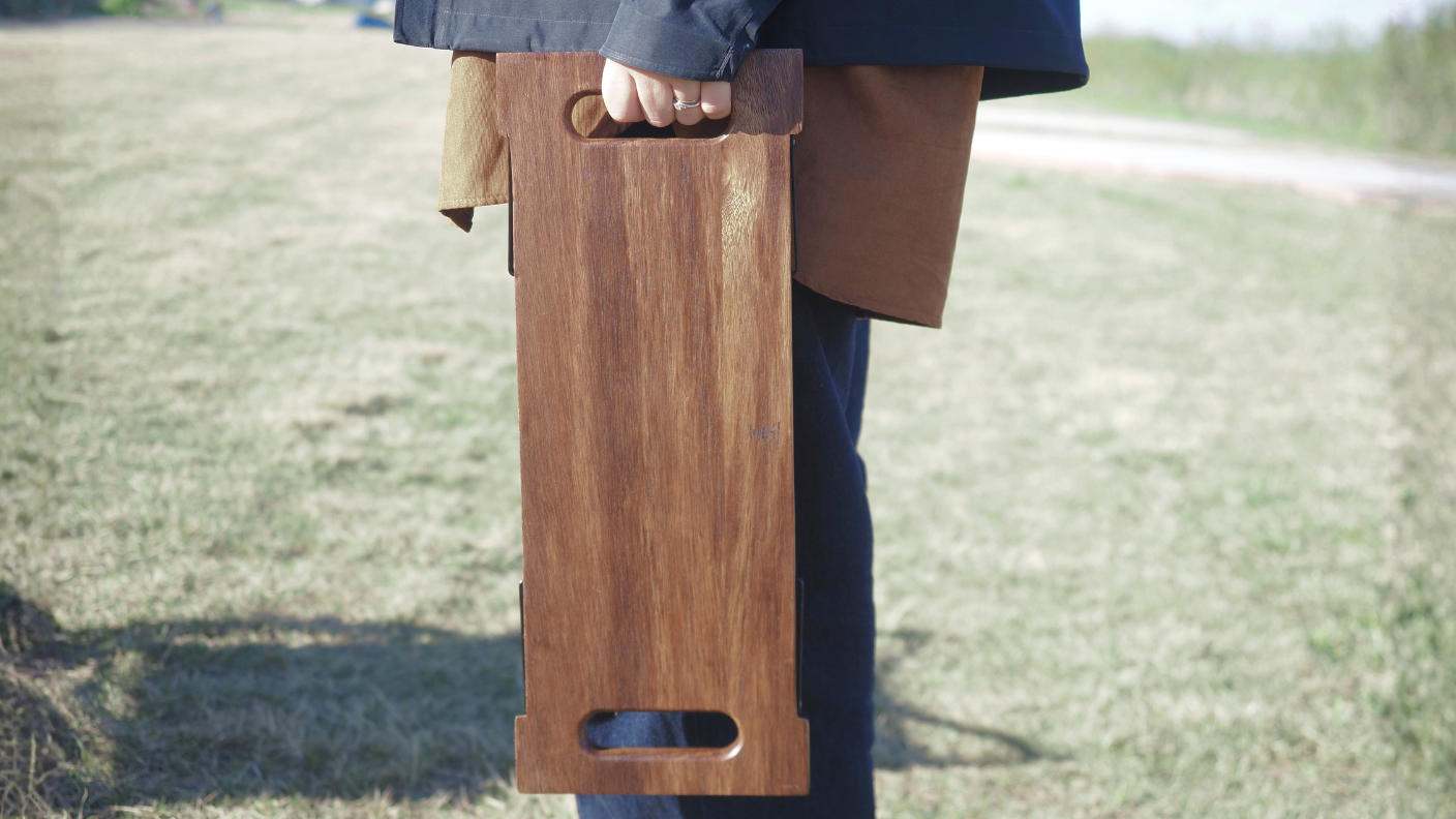 クラウドファンディングプロジェクト：3秒で設置！脚を畳んで運べる重厚なウォルナットテーブル。